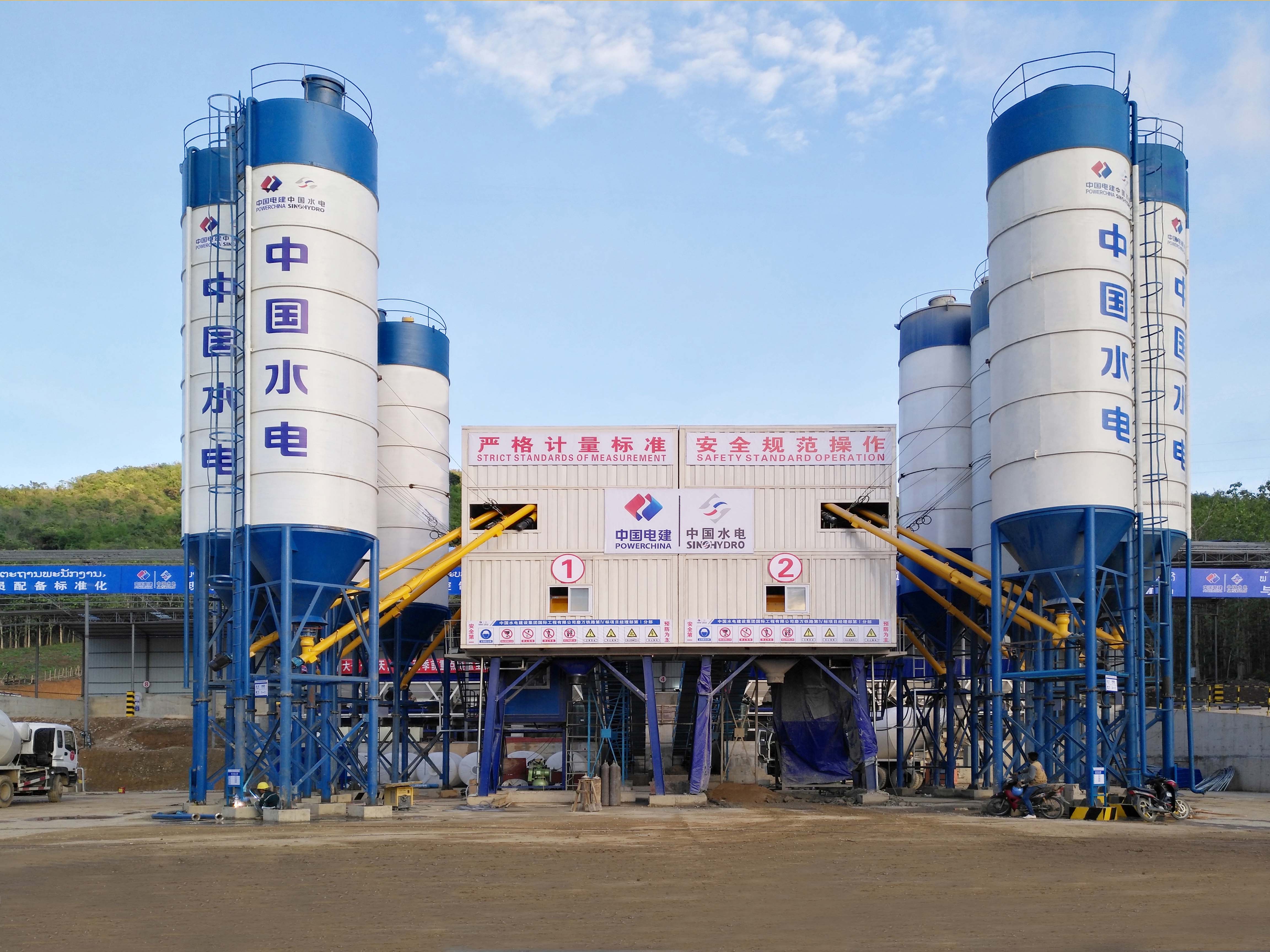 1515404540335302.jpg 中老铁路HZS120搅拌楼.jpg